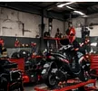 Ilustrasi suasana area kerja bengkel motor